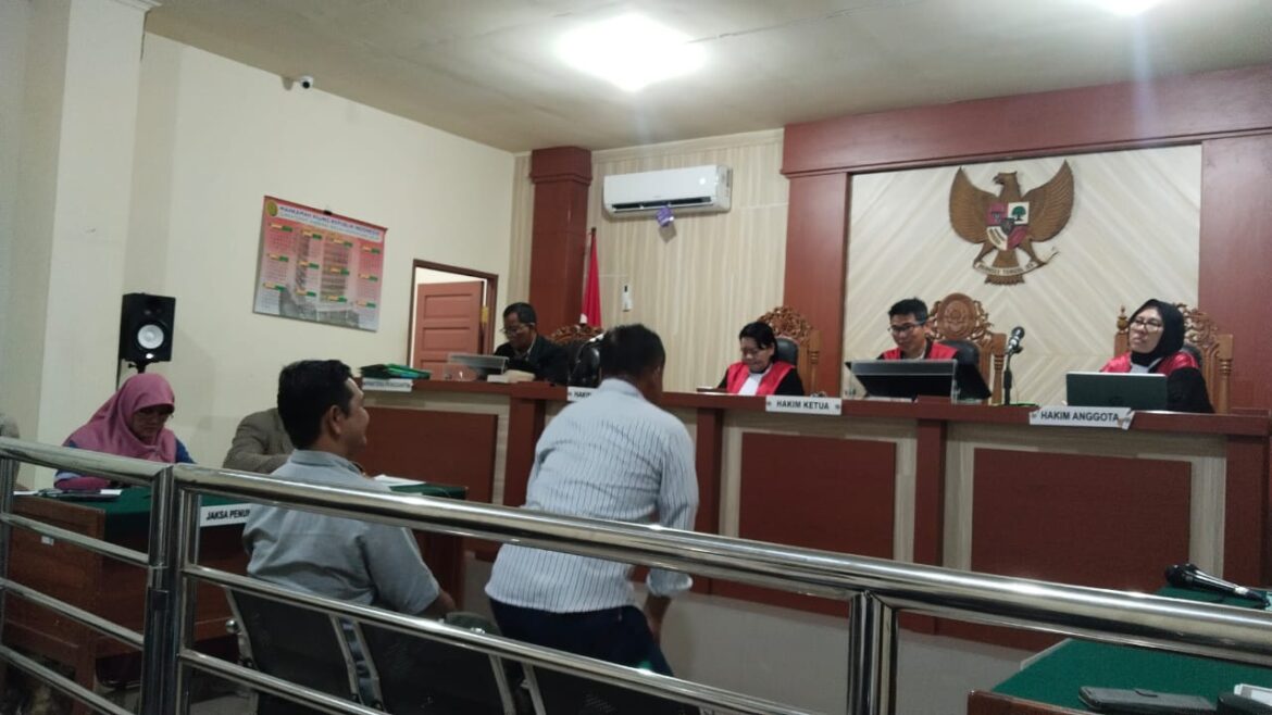 Penasehat Hukum Bujino A Salan SH MH saat menghadirkan dua saksi di hadapan majelis hakim PN Banjarmasin, Kamis (8/1/2026). (foto: sum/brt)