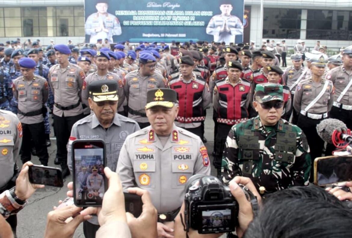 APEL KESIAPSIAGAAN RAMADAN – Kapolda Kalsel Irjen Pol Dr Rosyanto Yudha Hermawan memimpin Apel Kesiapsiagaan pengamanan Ramadan di Lapangan Polda Kalsel, Kota Banjarbaru, Senin (23/2/2026). (Foto: Istimewa)