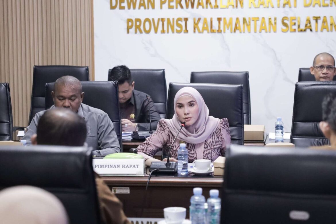 RAPAT KERJA-Komisi III DPRD Provinsi Kalsel saat menggelar rapat kerja bersama Dinas PUPR Kalsel membahas program kerja tahun 2026.(foto : humasdprdkalsel)