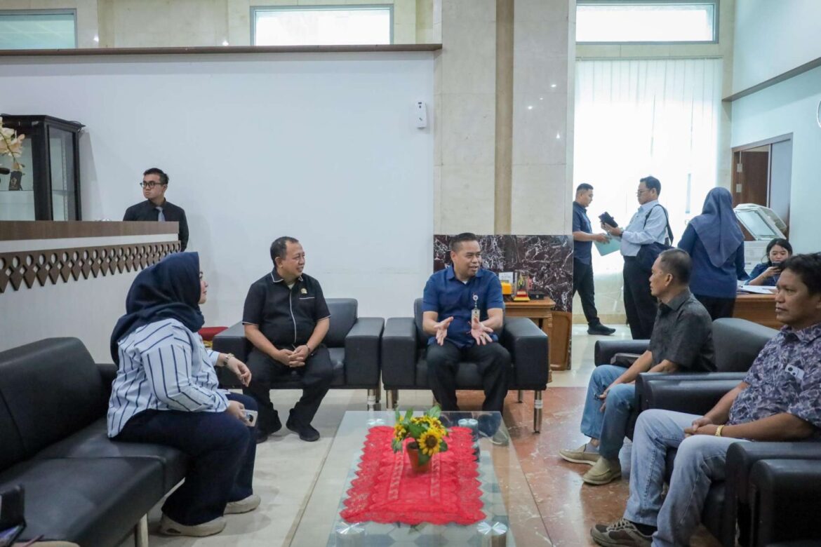 STUDI KOMPARASI-Rombongan Komisi IV DPRD Provinsi Kalsel saat melaksanakan studi komparasi ke DPRD DKI Jakarta untuk belajar tentang reaktivitas PBI BPJS yang dibekukan pemerintah pusat.(foto : humasdprdkalsel)