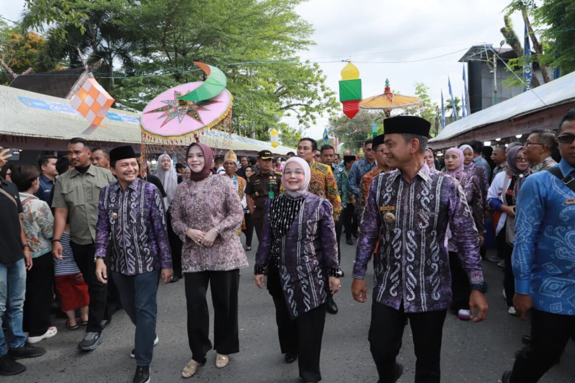 WAKIL Gubernur Kalimantan Selatan Hasnuryadi Sulaiman dan Ketua BKOW Kalsel drg. Ellyana Trisya Hasnuryadi bersama Wali Kota Banjarmasin Muhammad Yamin HR dan Ketua TP PKK Banjarmasin Neli Listriani meninjau stan-stan Festival Pasar Wadai Ramadan 1447 H di Siring Nol Kilometer Banjarmasin, Kamis (19/2/2026) petang.(Foto: Biro Adpim)  