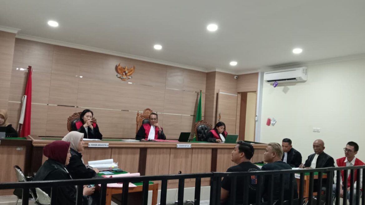 Salah satu terdakwa Syaufullah, kurir sabu hampir 2 kilogram yang diamankan di Gambut saat mengikuti jalannya persidangan dengan agenda pemeriksaan saksi (Foto Istimewa)