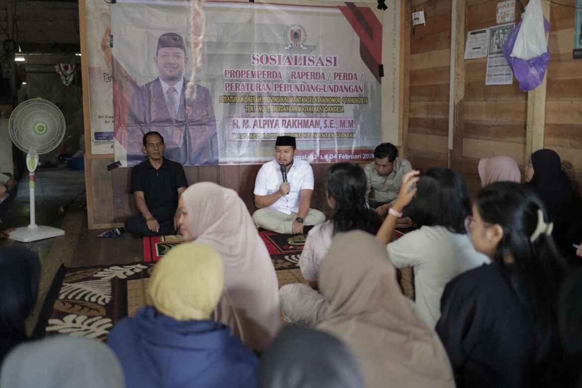 SOSIALISASI PERDA-Wakil Ketua DPRD Provinsi Kalsel H Alpiya Rakhman, SE, MM melaksanakan kegiatan Sosialisasi Perda Kalsel Nomor 4 Tahun 2016 tentang Pemberdayaan Masyarakat dan Desa, yang berlangsung di Desa Sungai Danau dan Desa Sinar Bulan, Kecamatan Satui Kabupaten Tanbu.(foto : humasdprdkalsel)