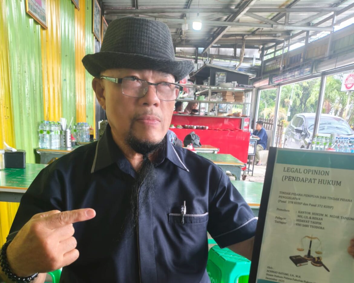 PENDAPAT HUKUM – DR M Nizar Tanjung saat memperlihatkan pendapat hukum dari dosen FH ULM Banjarmasin, Selasa (16/2/2026). (foto: Istimewa/brt)
