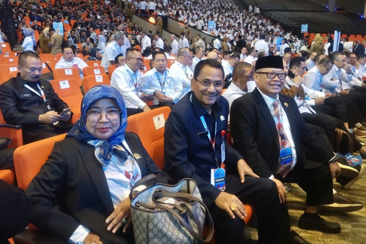 HADIRI RAKORNAS-Ketua DPRD Provinsi Kalsel Dr (HC) H Supian HK, SH, MH (tengah) saat menghadiri kegiatan Rakornas Pemerintah Pusat dan Daerah Tahun 2026 yang berlangsung di Sentul International Convention Center (SICC) Jawa Barat.(foto : humasdprdkalsel)