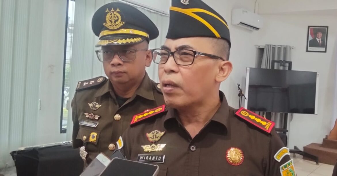 Kajari Banjarmasin Eko Riendra Wiranto SH MH didampingi Kasi Pidsus Mirzanto Erdinanda SH MH.