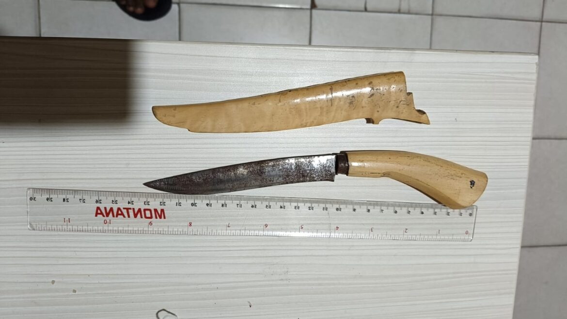 BARBUK SAJAM - Polsek Banjarmasin Selatan menyita barbuk sajam tanpa izin dari pemilik berinisial ZA, warga Mantuil Bansel, Jum'at (27/2/2026) dinihari. (foto:istimewa)