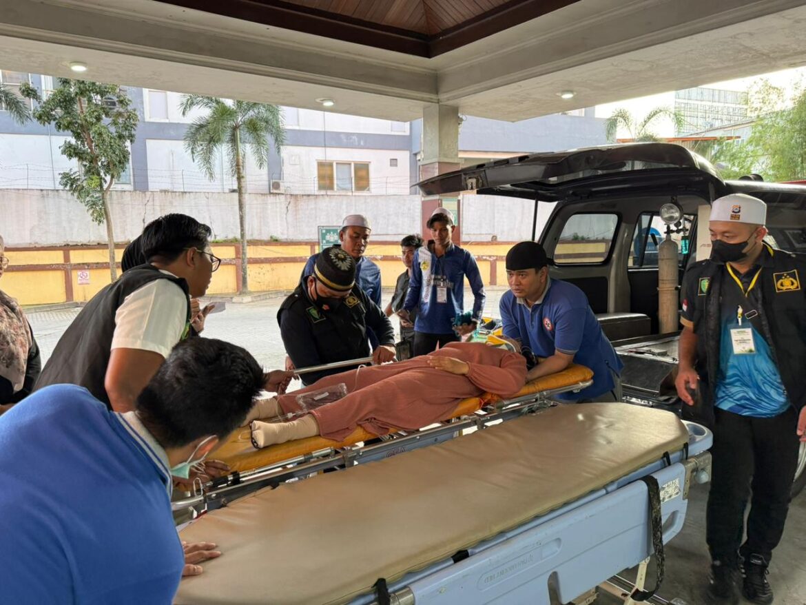 ALAMI LAKA - Salah satu jamaah haul ke 6 Guru Zuhdi mengalami laka lantas hingga ditolong Tim Dokkes Polri, Sabtu (14/2/2026). (foto:istimewa)