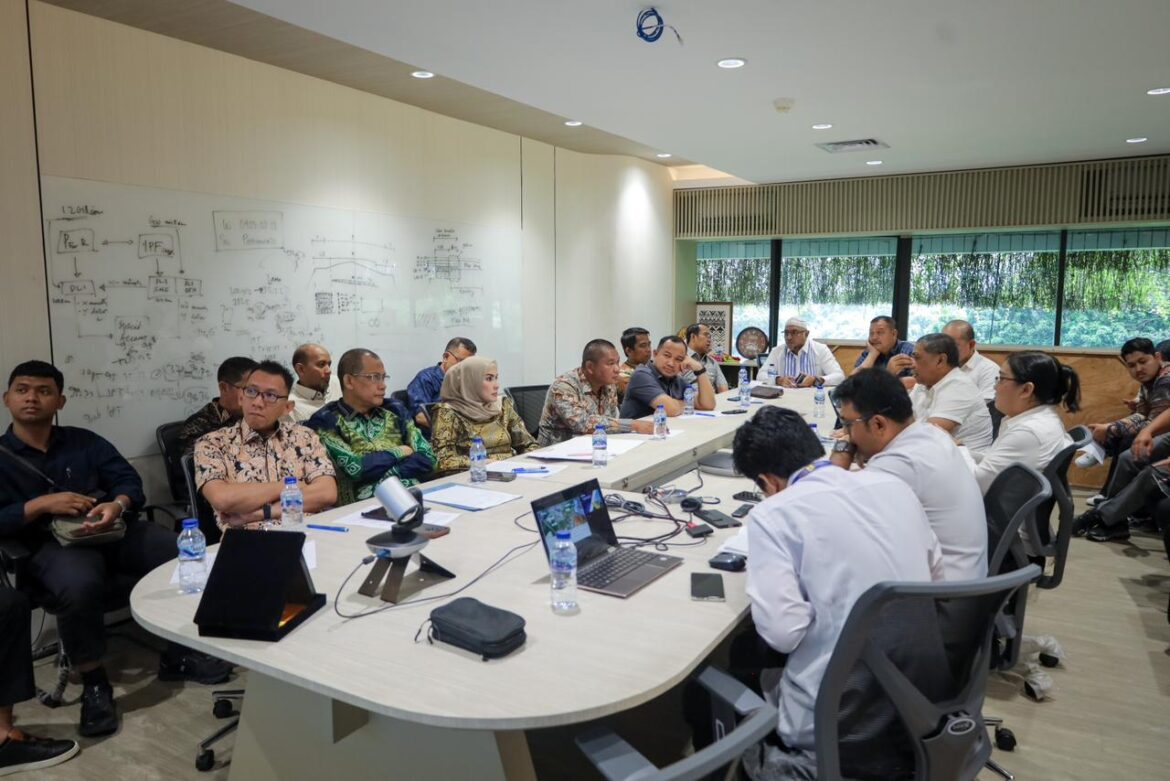 JALAN NASIONAL-Komisi III DPRD Provinsi Kalsel mengadakan pertemuan dengan Direktorat Jenderal Bina Marga Kementerian PUPR di Jakarta untuk mengetahui program pembangunan jalan nasional di tahun 2026 sekaligus penanganan longsornya jalan nasional di kilometer 171 Kecamatan Satui Kabupaten Tanbu.(foto : humasdprdkalsel)