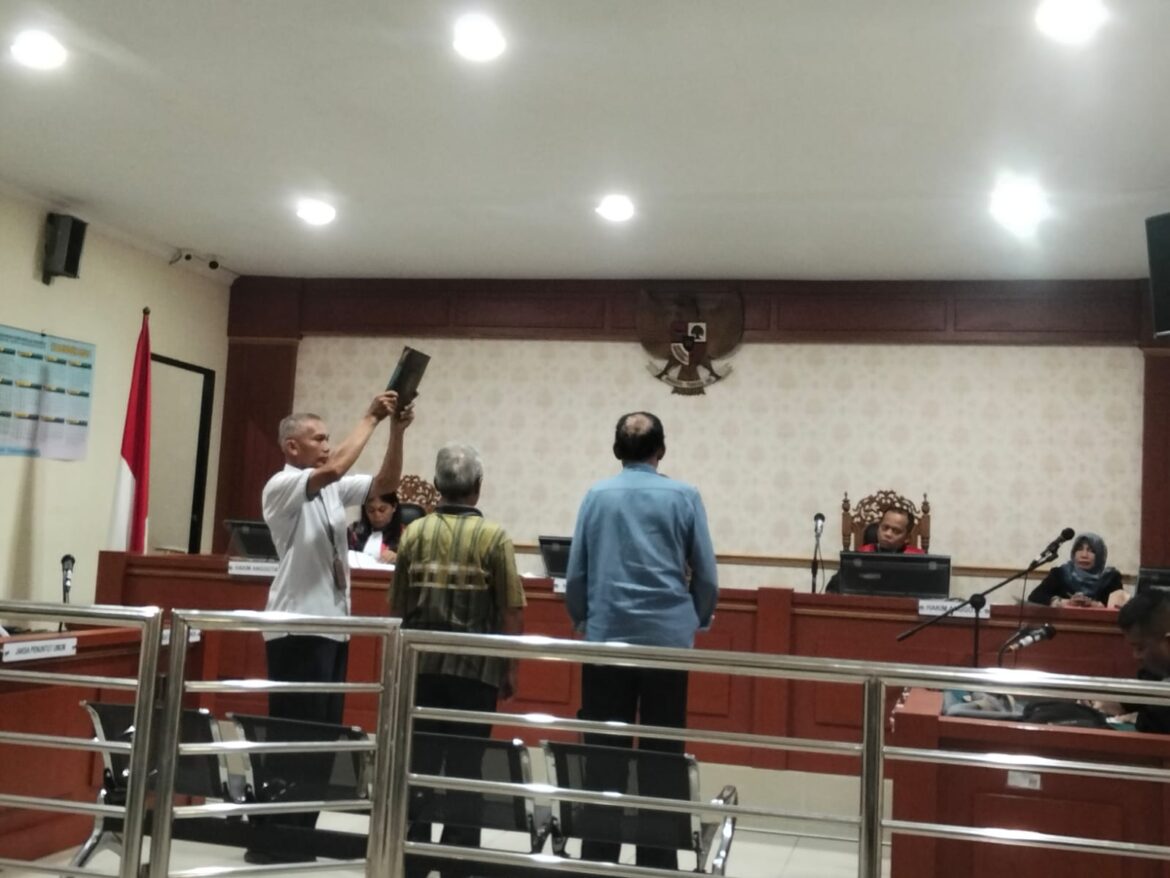 SAKSI DIAMBIL SUMPAH – Saksi memberikan keterangan dalam sidang perkara dugaan pembunuhan di Pengadilan Negeri Banjarmasin, Senin (23/2/2026). (Foto: Fila)