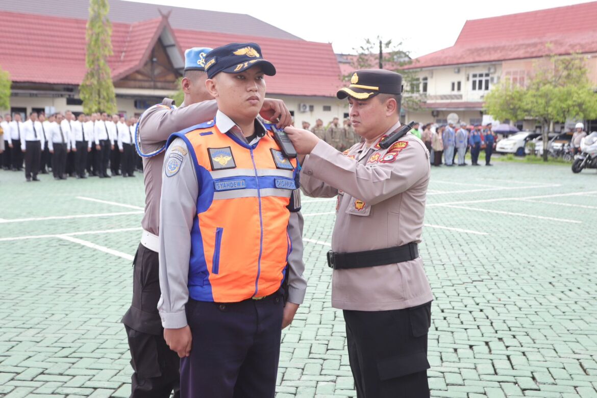 KESELAMATAN INTAN – Wakapolresta Banjarmasin AKBP Erwin Amrih Wientama saat menggelar Operasi Keselamatan Intan 2026 dengan memasang pita tanda dimulainya operasi kewilayahan tersebut, Senin (2/2/2026) pagi. (foto: istimewa)