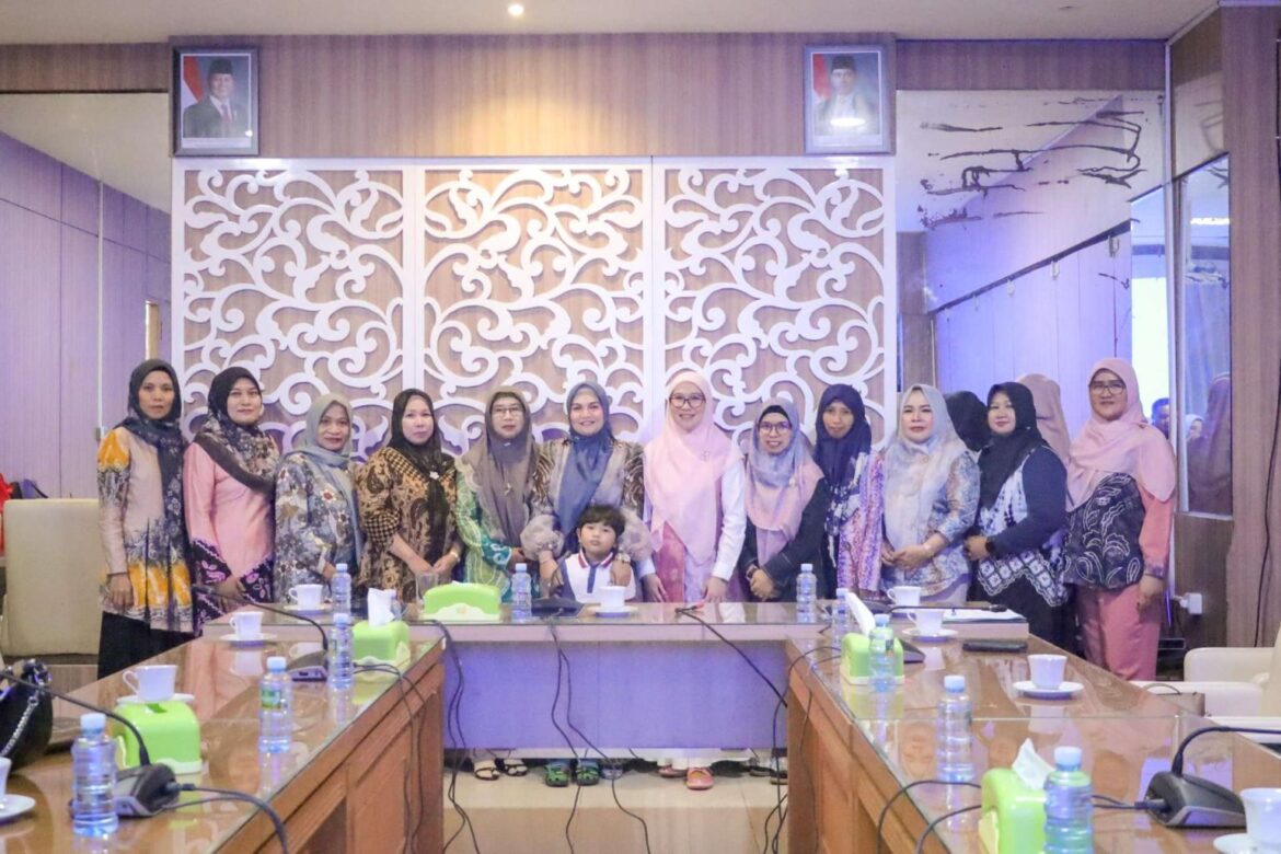 EDUKASI KESEHATAN-DWP Sekretariat DPRD Provinsi Kalsel menggelar pertemuan rutin sekaligus memberikan edukasi kesehatan anak kepada para orang tua.(foto : humasdprdkalsel)