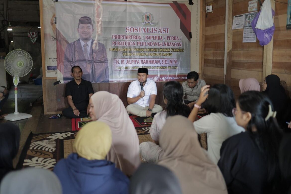 SOSIALISASI PERDA-Wakil Ketua DPRD Provinsi Kalsel H Alpiya Rakhman, SE, MM menggelar Sosialisasi Perda Kalsel Nomor 4 Tahun 2016 tentang Pemberdayaan Masyarakat dan Desa di Desa Sungai Danau dan Desa Sinar Bulan Kecamatan Satui Kabupaten Tanbu.(foto : humasdprdkalsel)