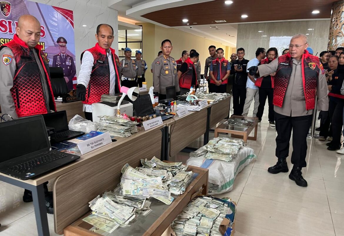 Sebanyak 20 unit mobil bodong dan hampir 20.000 lembar dokumen palsu diamankan Ditreskrimum Polda Kalsel saat konferensi pers di Mapolda Banjarbaru, Kamis (19/2/2026) Foto Iman Satria)