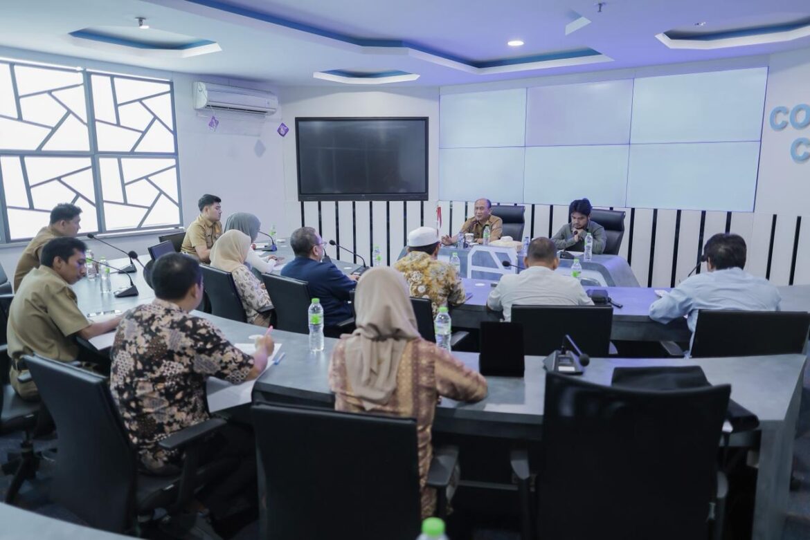 BAHAS ADMINDUK-Rombongan Komisi I DPRD Provinsi Kalsel mengadakan pertemuan dengan Direktorat Jenderal Kependudukan dan Pencatatan Sipil di Jakarta membahas administrasi kependudukan.(foto : humasdprdkalsel)