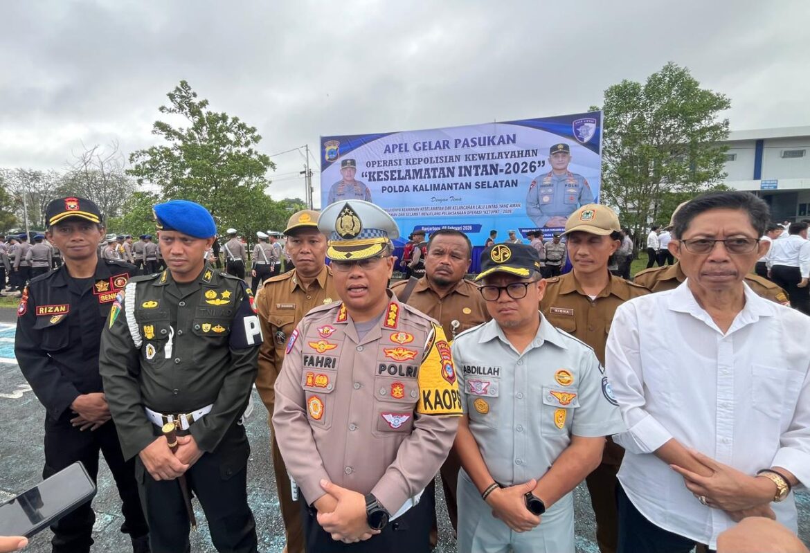 OPERASI KESELAMATAN INTAN – Dirlantas Polda Kalsel Kombes Pol Dr M Fahri Siregar didampingi unsur TNI, Dishub dan Jasa Raharja saat memberikan keterangan pers usai apel gelar pasukan Operasi Keselamatan Intan 2026 di Banjarbaru, Senin (2/2/2026). (foto: istimewa)