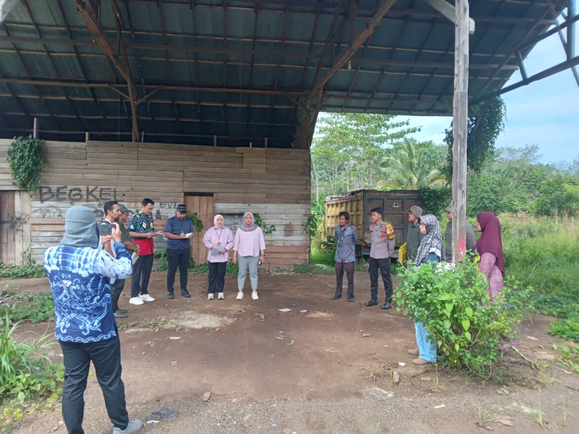 Nampak majelis hakim dan tim kuasa hukum penggugat saat berada di lokasi tanah yang bersengketa di di wilayah Kabupaten Tanah Bumbu.