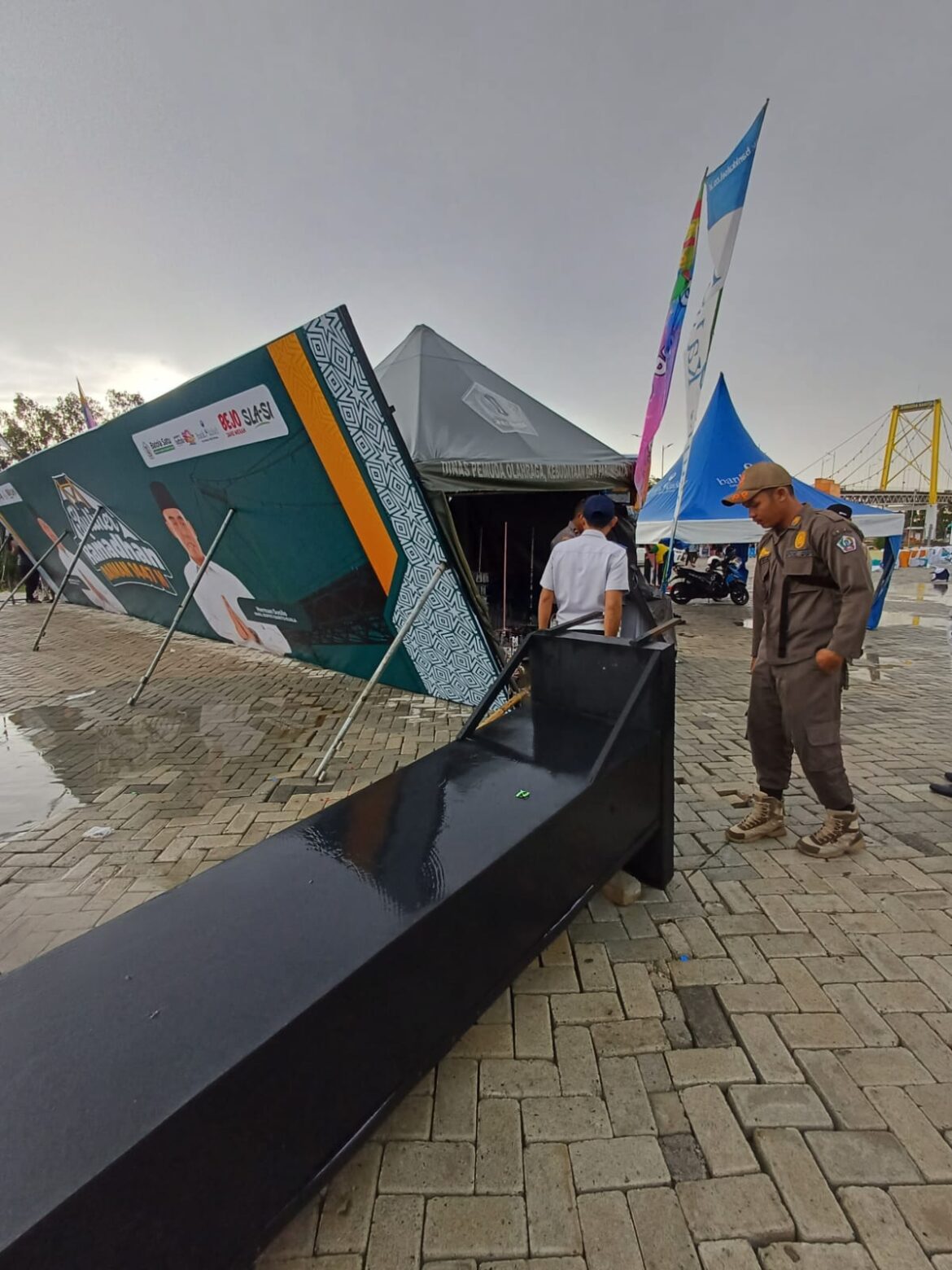 STAND ROBOH - Pasar Wadai di bawah Jembatan Barito roboh akibat angin dan hujan deras melanda kawasan wisata Jembatan Barito, Kecamatan Berangas Timur, Kabupaten Batola, Minggu (22/2/2026) sore. (foto:istimewa)