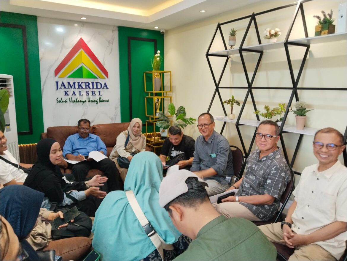 Tampak Direktur Utama PT Jamkrida Kalsel Muhammad Fauzan Noor Bersama Direktur Bisnis Muhammad Hanafi, dan Komisaris Independen Rudi Ansyari Bersama Para Wartawan