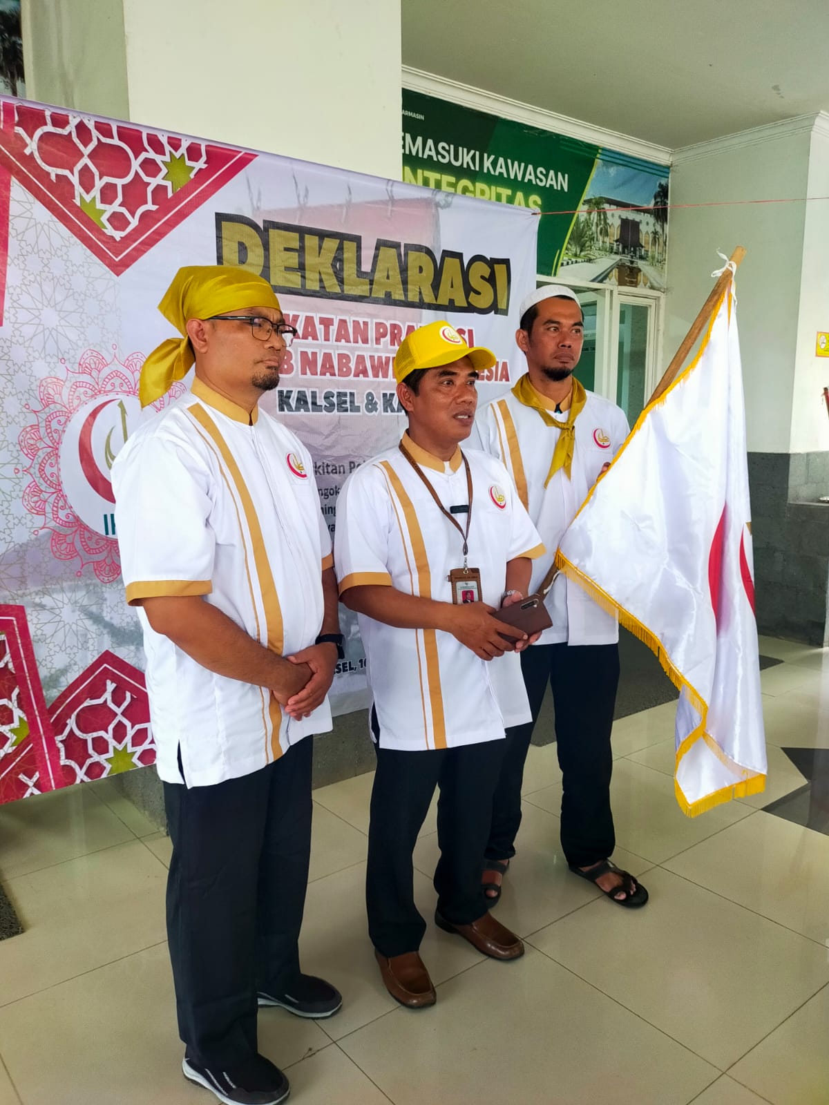 TOKOH IPTNI-Kiri dan kanan anggota Majelis Pengurus Pusat (MPP) IPTNI Humaidi, S.Pd, Ketua MPD IPTNI Kalsel Winarno, SE, SH dan Ketua MPD IPTNI Kalteng Muhjiddin, S.Pd.(foto : ist)