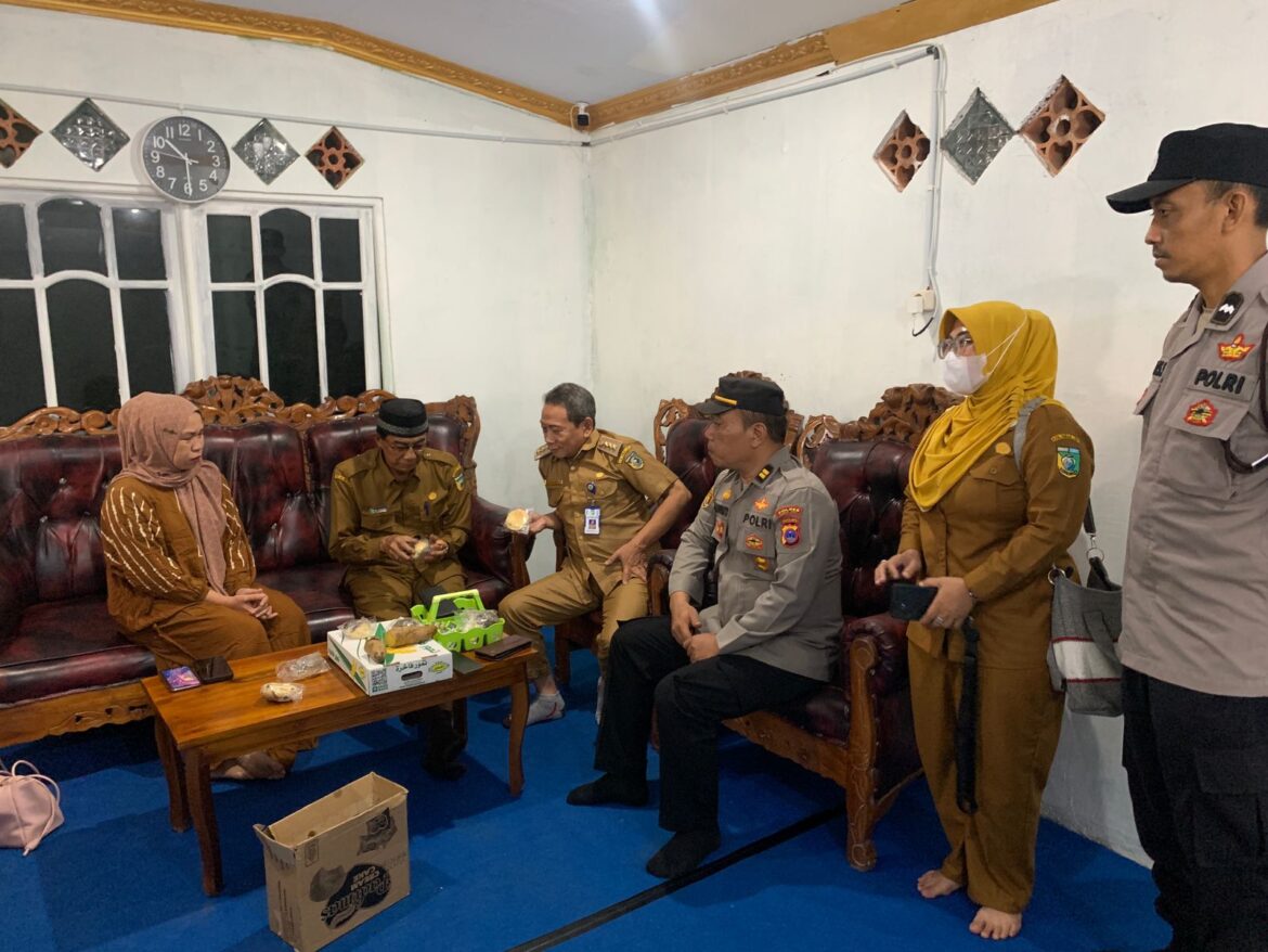 KLARIFIKASI MBG – Pihak SPPG Desa Ujung bersama pengunggah foto dugaan menu MBG berjamur saat pertemuan yang disaksikan Forkopimcam Bati-Bati, Kabupaten Tanah Laut. (Foto: Istimewa)