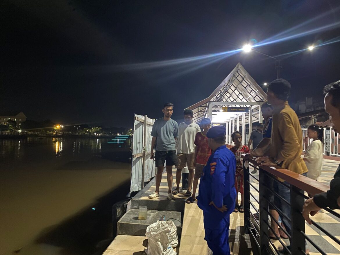 DIDUGA TENGGELAM - Wanita pemancing di Dermaga Pasar Lima Banjarmasin dikabarkan “tenggelam” di Sungai Martapura.