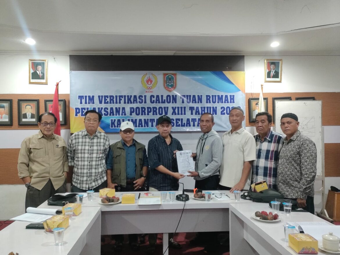 ekretaris KONI Kalsel menyerahkan berkas pencalonan HSU sebagai tuan rumah Porprov 2029 yang diterima Shadiqin sebagaj Ketua Tim Verifikasi Calon Tuan Rumah Porprov XIII, Rabu (4/2/2026) siang di Sekretariat KONI Kalsel, Banjarmasin. (foto: ist/brt)