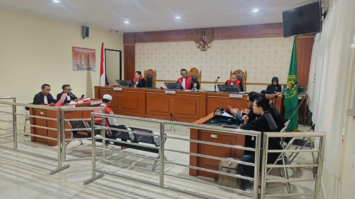 JPU I Wayan, SH, jaksa dari Kejari Banjarmasin (kiri) saat membacakan tuntutan terhadap terdakwa Sayyid Akhmad Akbar Al Habsyle( Foto Filarianti)