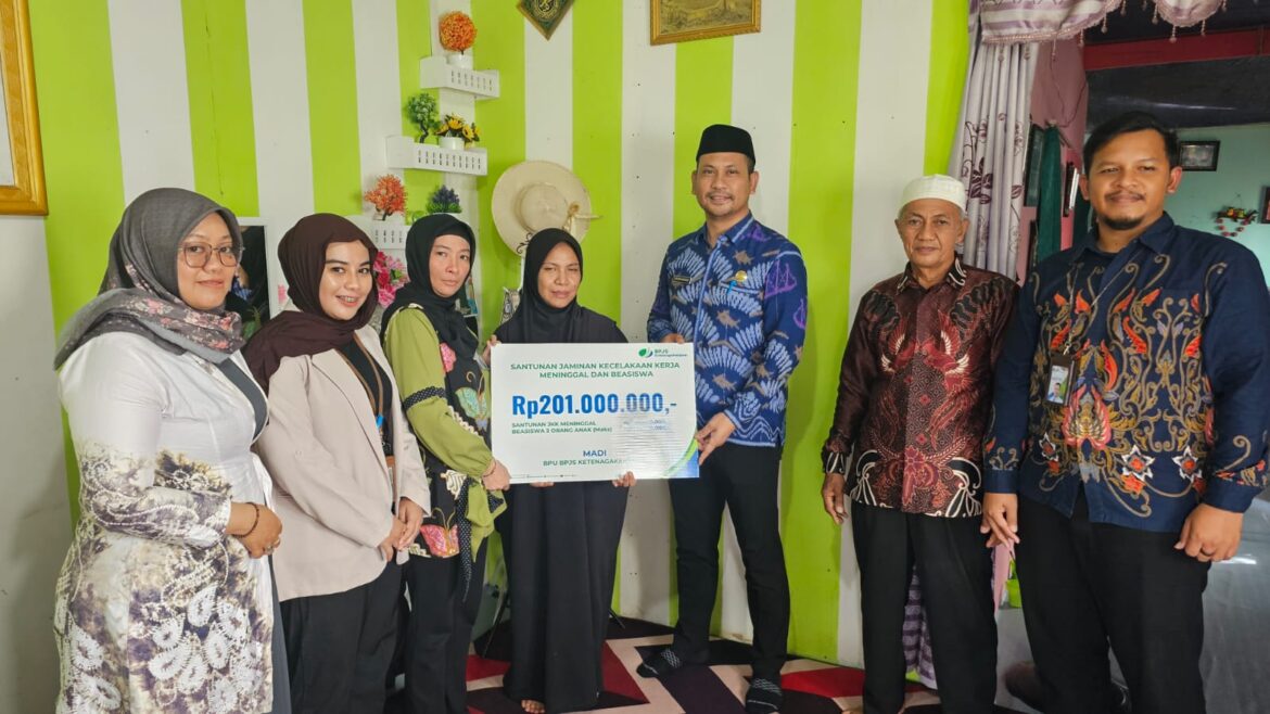 SANTUNAN JKK - Pihak BPJS Ketenagakerjaan Cabang Batulicin menyerahkan santunan Jaminan Kecelakaan Kerja (JKK) meninggal dunia kepada ahli waris, Hairilliah selaku istri almarhum Madi, Jumat (27/2/2026).(foto : istimewa)