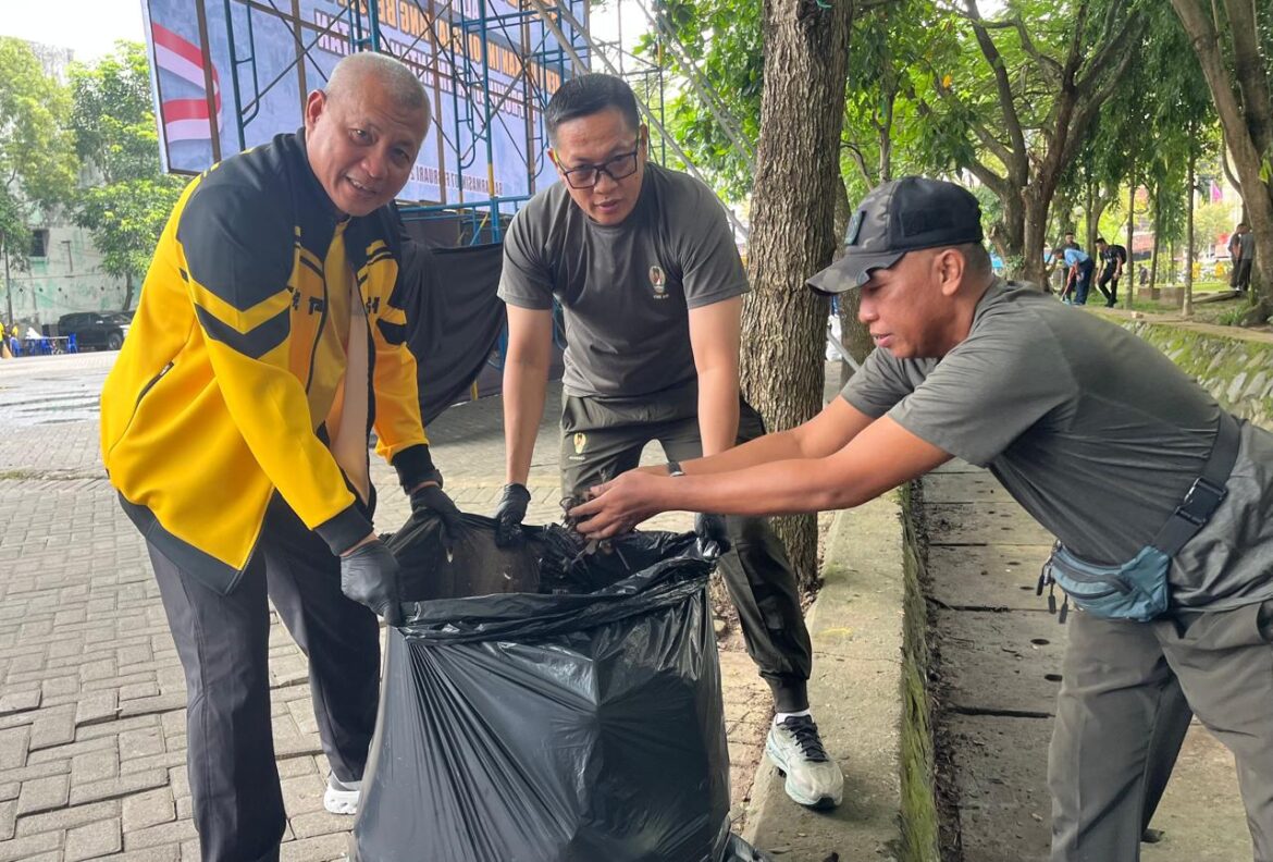 Kapolda Kalsel Irjen Pol Rosyanto Yudha Hermawan bersama Danrem 101/Antasari Brigjen TNI Ilham Yunus memimpin aksi karya bakti membersihkan Taman Kamboja Banjarmasin (Foto Iman Satria)
