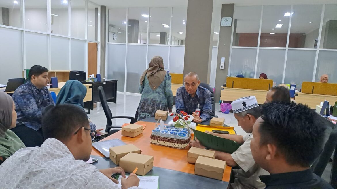 LSM Babak Kalsel ya g diketuai Bahrudin atau akrab disapa Udin Palui, saat audensi dengan pejabat Kantor Wilayah ATR/BPN Kalimantan Selatan di Banjarbaru, Kamis (5/2/2026).