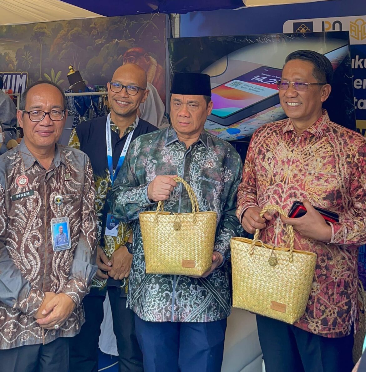 Menteri Hukum Republik Indonesia, Dr. Supratman Andi Agtas, S.H., M.H dan Wakil Menteri Desa dan Pembangunan Daerah Tertinggal, Ahmad Riza Patria Disampingi Pejabat PT Pertamina Patra Niaga