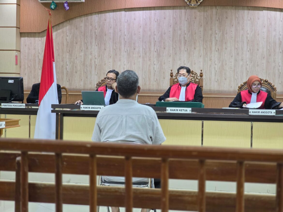 Sutikno saat mengikuti sidang di Pengadilan Tipikor Banjarmasin dengan agenda mendengarkan tuntutan jaksa Foto Istimewa)