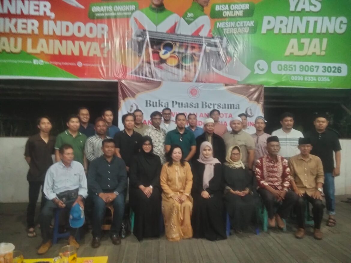 Koordinator Wilayah DPC IKADIN Kalsel, H. Syahrani, SH bersama para pengurus IKADIN foto bersamaa usai buka puasa di salah satu RM di Banjarmasin.