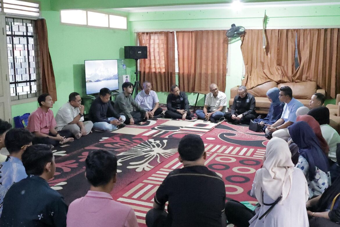 Rombongan Komisi I DPRD Provinsi Kalsel saat berdialog dengan mahasiswa yang tinggal di Asrama Mahasiswa Demang Lehman di Kota Bandung Jabar.(foto : humasdprdkalsel)
