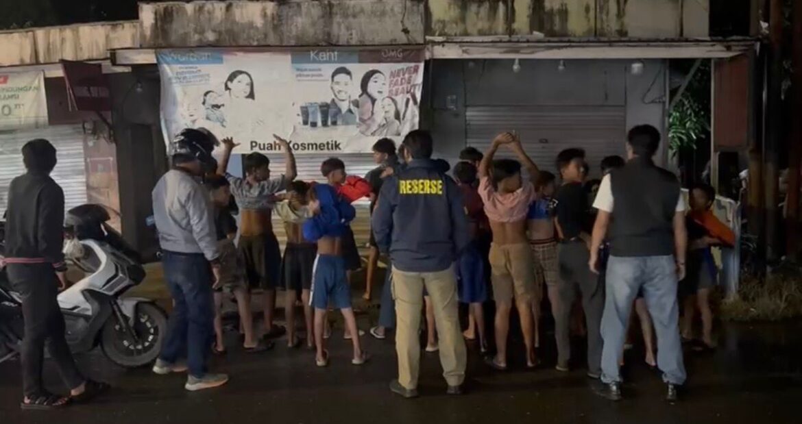 PATROLI DINIHARI - Anggota Polisi saat patroli dini hari, salah satunya menyambangi anak-anak remaja yang bermain bola. Mereka pun diperiksa atau digeledah satu per satu, Selasa (3/2/2026). (foto: istimewa)