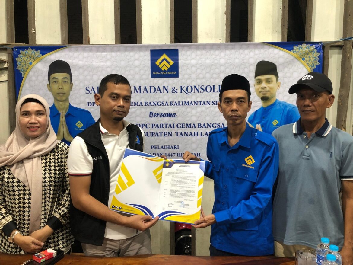 TERIMA SK-Tiga Pengurus DPD Gema Bangsa Tala dikomandoi Eko Cahyadi menerima SK dari Ketua DPW Gema Bangsa Kalsel Mimin.(ist)