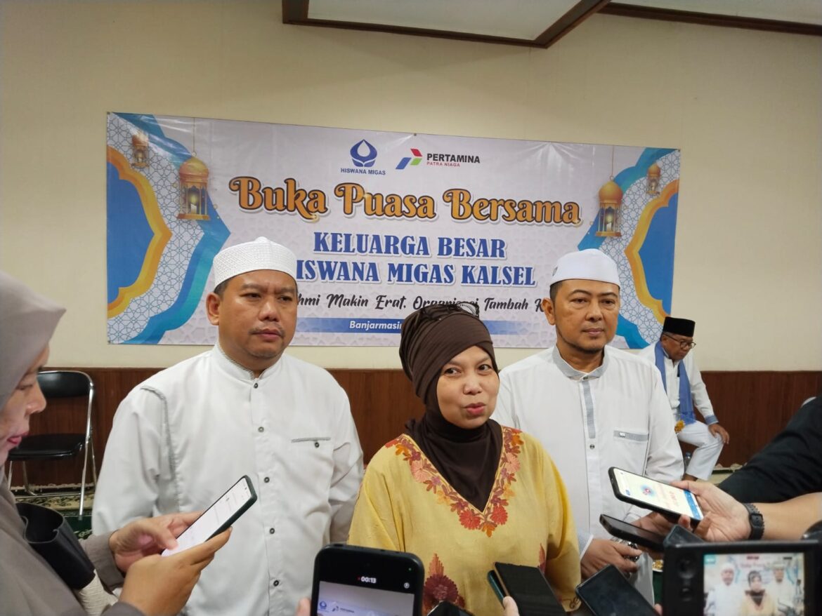 Hj Muliana Yuniar Ketua Hiswana Migas Kalsel, didampingi HM Irfani Wakil Ketua dan H Niko Sekretaris