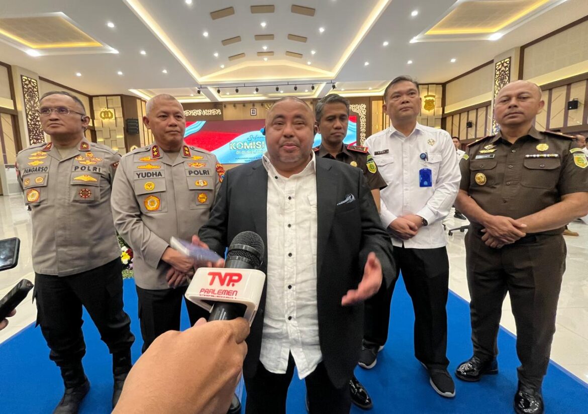 Ketua rombongan, Habib Aboe Bakar Al Habsyi, memberikan keterangan pers didampingi Kapolda Kalsel Irjen Pol Rosyanto Yudha, Kajati Kalsel,Tiyas Widiarto, S.H., M.H. , Kepala BNNP Kalsel, Brigjen Pol. Asep Taufik dan Wakapolda , Brigjen Golkar Pangarso Rahardjo Winarsadi (Foto Iman Satria )