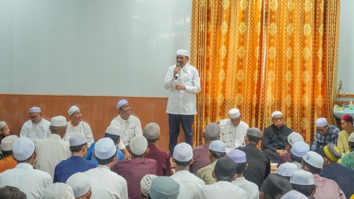 BUKA PUASA-Ketua DPRD Provinsi Kalsel Dr (HC) H Supian HK, SH, MH menyampaikan sambutan dikediamannya di Desa Danau Panggang Kecamatan Danau Panggang Kabupaten HSU saat menggelar buka puasa bersama masyarakat.(foto : humasdprdkalsel)    