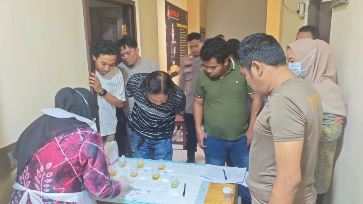 TES URIN - Beberapa hasil tes urine anggota Polsek Banjarmasin Timur saat diserahkan kepada petugas kesehatan dan diawasi Propam, Jumat (06/03/2026).(foto:istimewa)