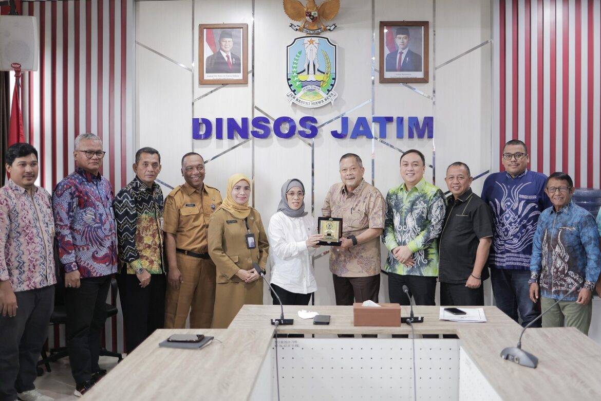 STUDI KOMPARASI-Rombongan Komisi IV DPRD Provinsi Kalsel pelajari penerapan Program Keluarga Harapan dan Bantuan Pemberdayaan Sosial Ekonomi dengan studi komparasi ke Dinas Sosial Provinsi Jatim.(foto : humasdprdkalsel)