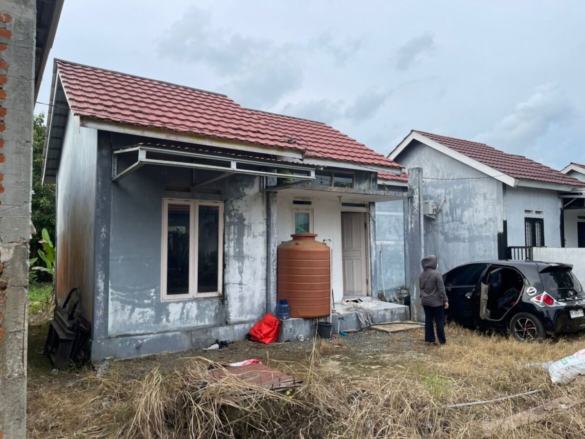 Inilah rumah yang menjadi tempat dugaan pertemuan oknum kepala desa dan perangkat desanya. Terlihat juga mobil milik oknum kades di Kecamatan Pelaihari tersebut. (Istimewa/brt)