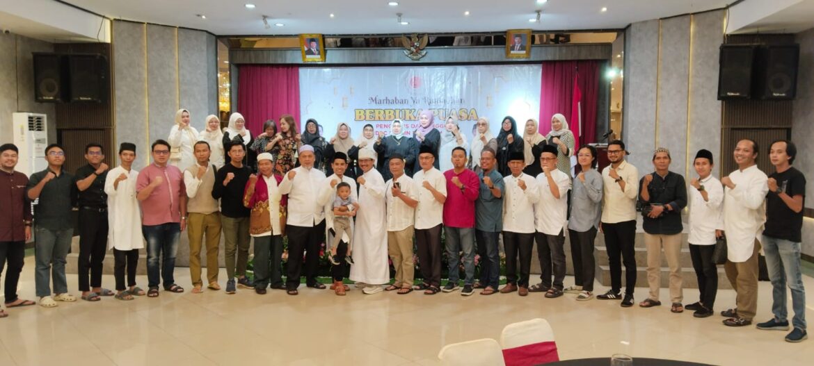 Pengurus dan anggota Ikadin Cabang Banjarmasin saat menggelar silaturahmi dan buka puasa bersama di Hotel Rodita Banjarmasin, Senin (9/3/2026). (Istimewa)