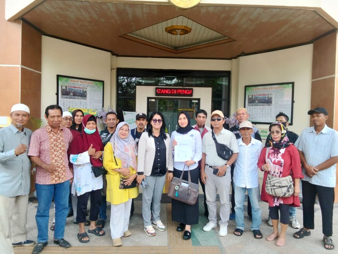 Para penggugat didampingi kuasa hukum dari Kantor Henny Puspitawati SH MH usai menghadiri sidang aanmaning di Pengadilan Negeri Banjarmasin. (Istimewa)