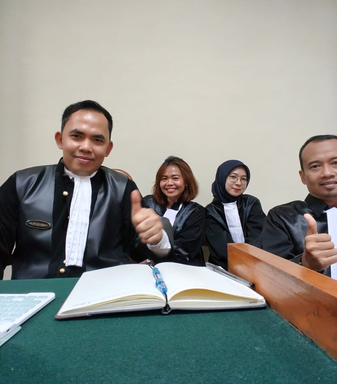 Penggugat PT Pola Kahuripan Inti Sawit melalui kuasa hukum Lawfirm ADV SPN & Rekan yang dipimpin M. Supian Noor SH MH saat menunggu jadwal sidang di pengadilan. (Istimewa)