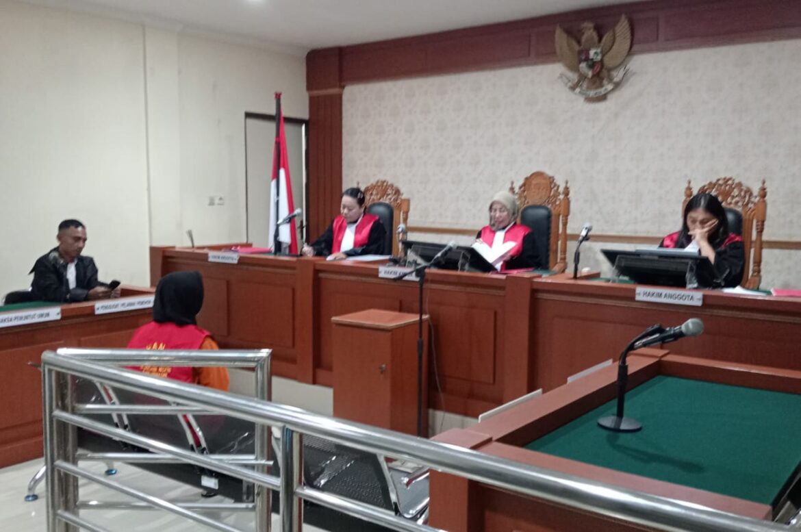 Terdakwa  Linda t saat mendengarkan pembacaan amar putusan majelis hakim dengan raut wajah menunduk.