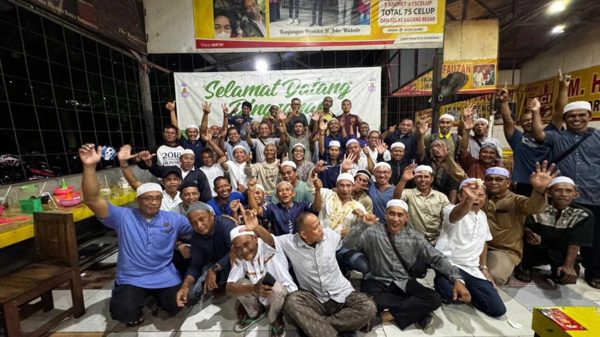 SILATURAHMI ALUMNI – Ratusan alumni STM Syuhada Banjarmasin dari berbagai angkatan menghadiri acara silaturahmi dan buka puasa bersama di Rumah Makan Fauzan, Gambut, Kabupaten Banjar. (Foto: Istimewa)