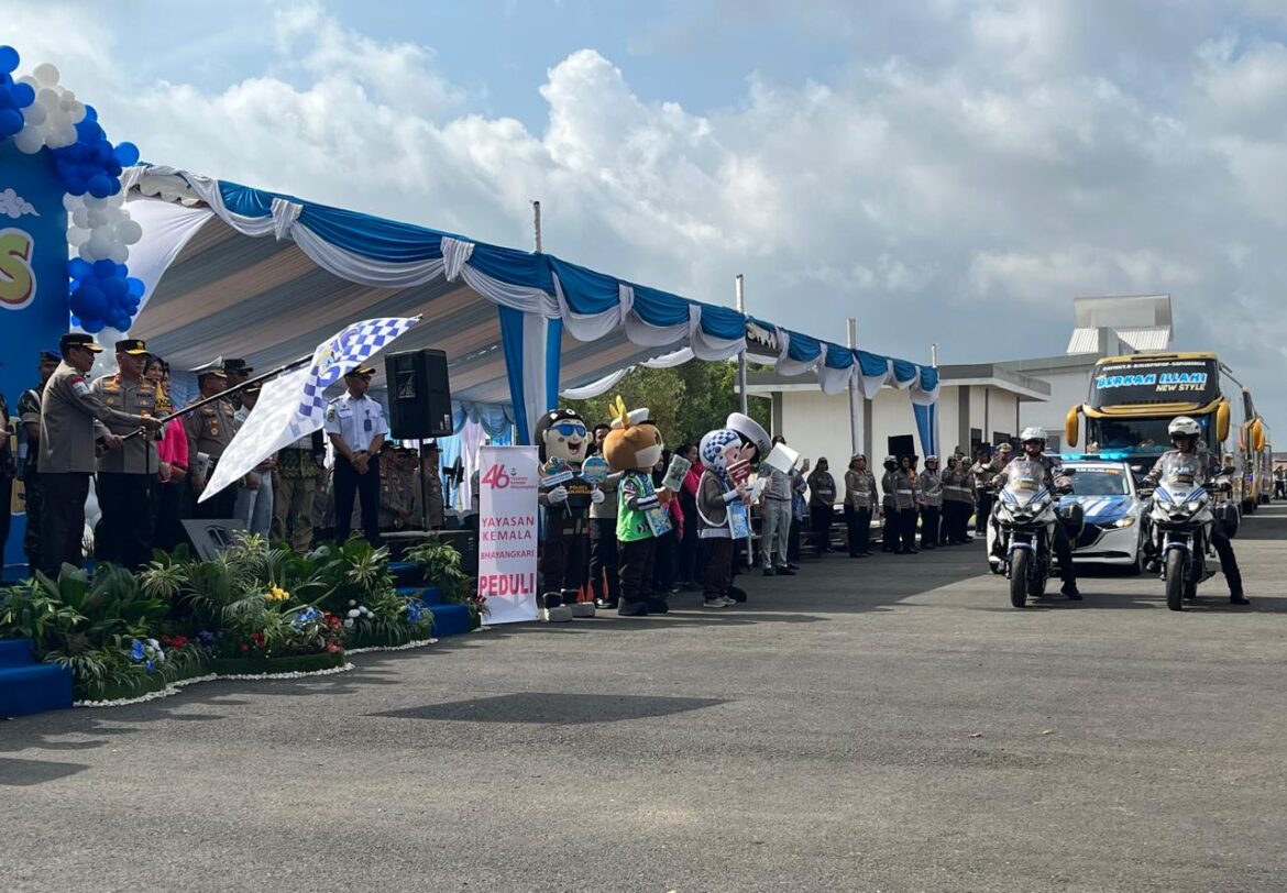 Kapolda Kalsel Irjen Pol Dr. Rosyanto Yudha Hermawan bersama Ketua DPRD Kalsel Supian HK saat melepas ratusan peserta Program Mudik Gratis Polri Presisi 1447 H di halaman RTMC Ditlantas Polda Kalsel, Banjarbaru, Jumat (13/3/2026) (Foto Iman Satria)