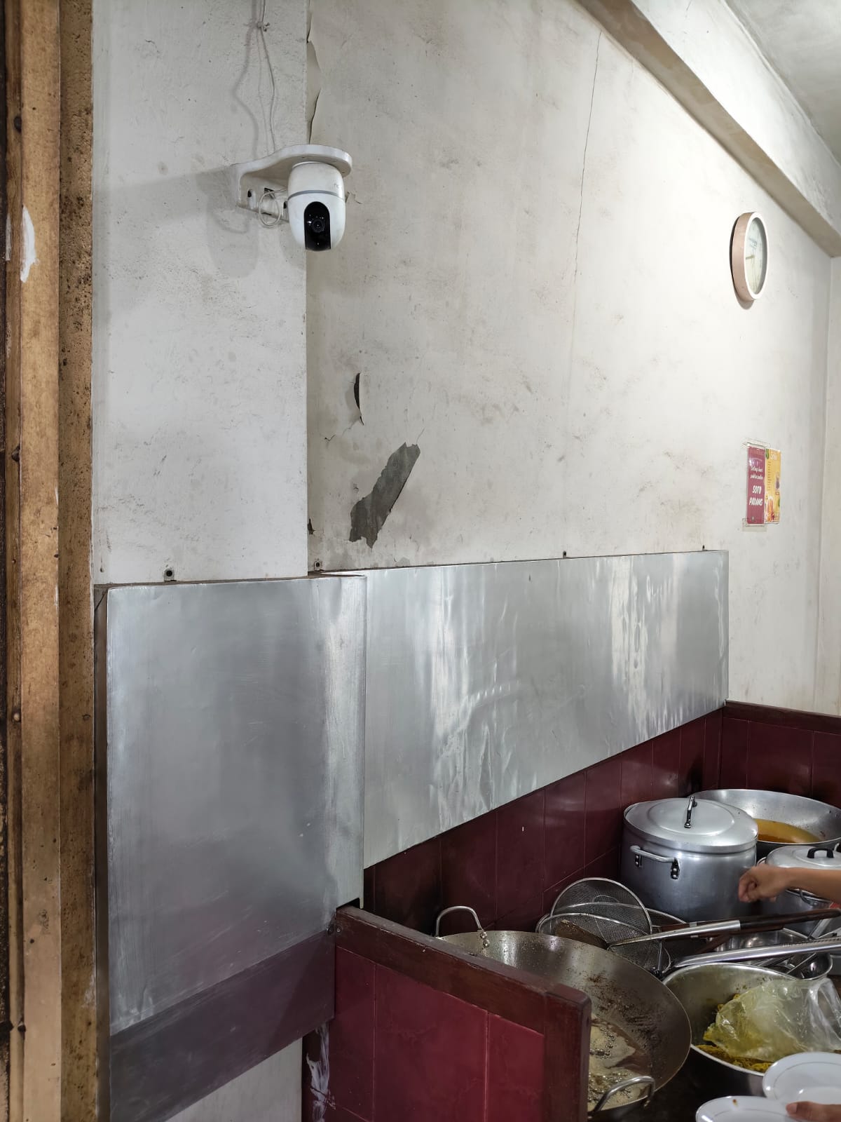 Suasana pengunjung yang memadati RM Roda Baru saat waktu berbuka puasa di bulan Ramadan. Kepercayaan masyarakat terhadap rumah makan tersebut kembali meningkat, terlihat dari ramainya konsumen yang datang untuk berbuka puasa bersama maupun memesan makanan untuk dibawa pulang (foto Istimewa )